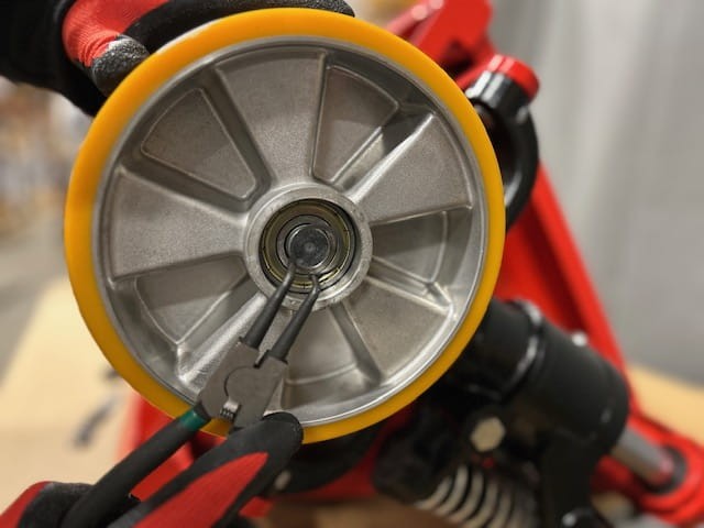 wyjecie segera z kola wozka paletowego