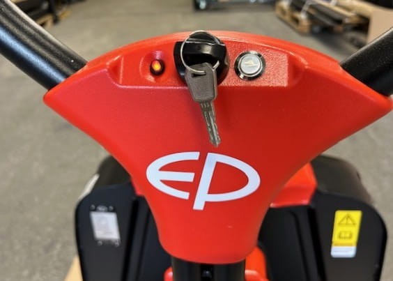 Elektryczny wózek paletowy EP F4 panel sterujący i stacyjka